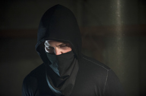 Arrow-season-3-episode-2-Oliver-in-hood
