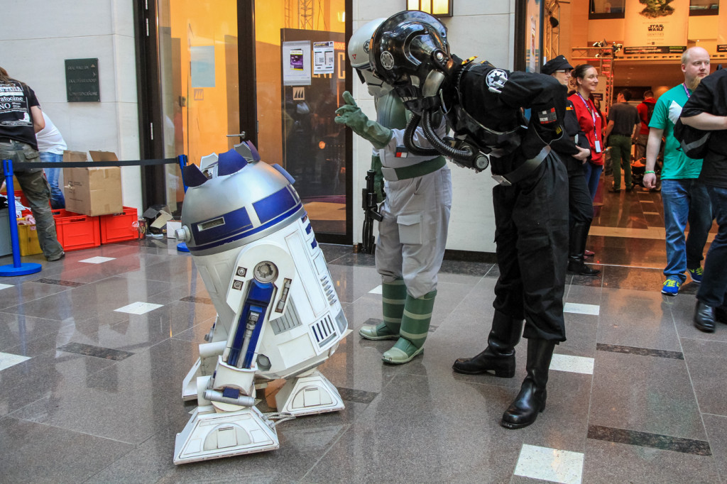 R2D2 being scolded