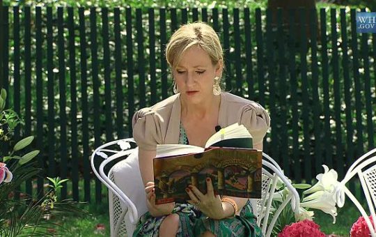 JK Rowling reading to children at the White House in 2010