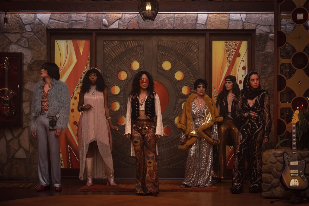 Joe Locke, Sasheer Zamata, Ali Ahn, Patti LuPone, Kathryn Hahn, and Aubrey Plaza all dressed in 70s glam clothes. 